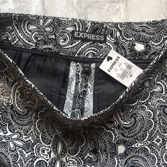 EXPRESS | Paisley Print Black & White Woven Shorts - Picture 3 of 8
